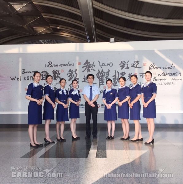 杭州机场员工更换新制服 真情服务全球贵宾365363_ 杭州机场员工更换新制服 真情服务全球贵宾
