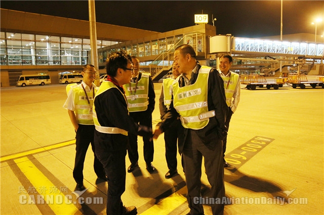 图:瑞丽航空马占炜慰问一线工作的机务人员