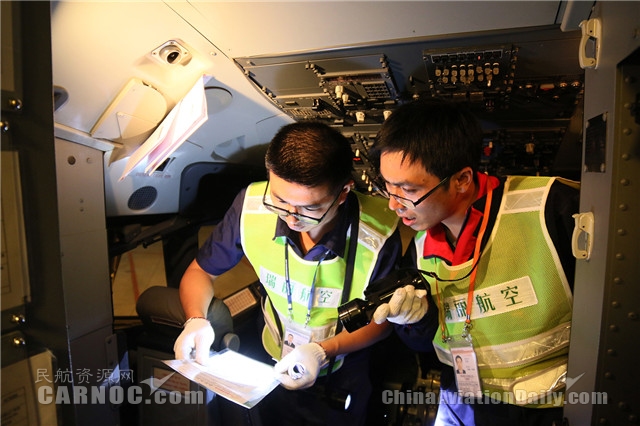 图:瑞丽航空马占炜慰问一线工作的机务人员