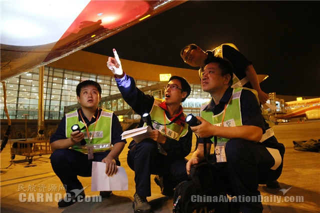 图:瑞丽航空马占炜慰问一线工作的机务人员