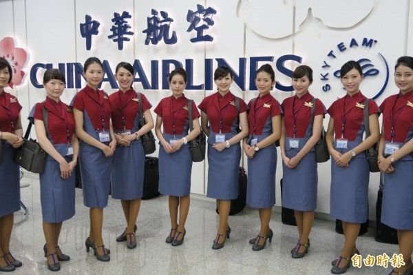 华航又要换制服?空姐反映易“激凸”致尴尬365453_ 华航又要换制服?空姐反映易“激凸”致尴尬