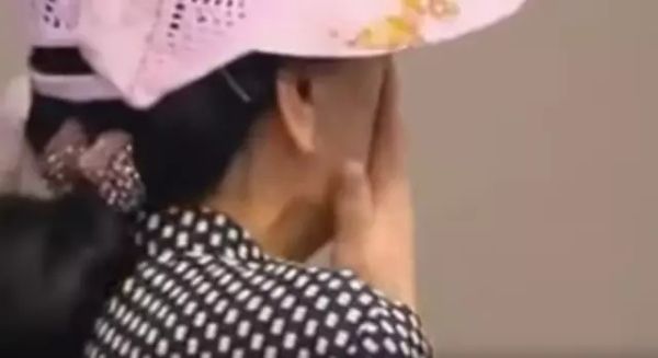 彪悍中国大妈大闹澳洲机场,摔被子、扔衣服368823_ 彪悍中国大妈大闹澳洲机场,摔被子、扔衣服