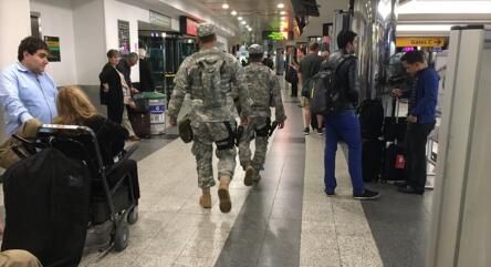 拉瓜迪亚机场航站楼外现可疑汽车 乘客紧急疏散368927_ 拉瓜迪亚机场航站楼外现可疑汽车 乘客紧急疏散