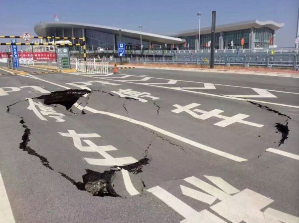 兰州机场T2航站楼停车场入口处道路发生塌陷