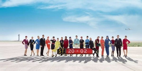 20位天合联盟成员空乘齐聚沙漠,拍摄全家福