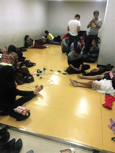 中国游客济州岛机场被关小黑屋,究竟谁的错371249_ 中国游客济州岛机场被关小黑屋,究竟谁的错