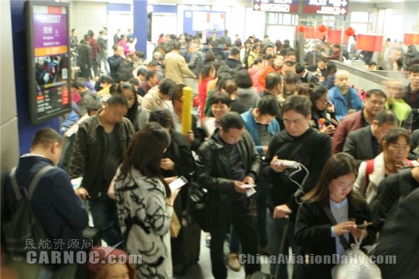 大雾致上万名旅客滞留双流机场 今晚通宵运营376339_ 大雾致上万名旅客滞留双流机场 今晚通宵运营