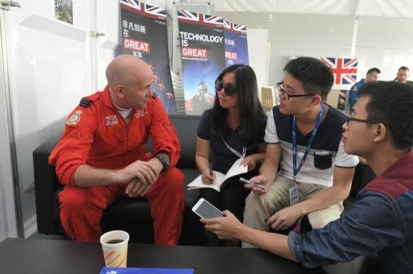 英国“红箭”中队长直言:中国人应为歼-20自豪!