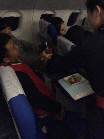 乘务员为旅客送上饮料.jpg