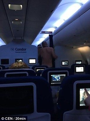 男子飞机上脱衣欲小解 掌掴空乘后称要灭口