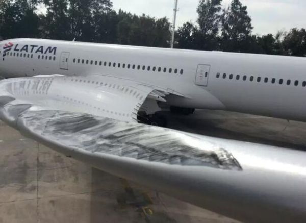两架787机场内剐蹭 机翼很“受伤”379087_ 两架787机场内剐蹭 机翼很“受伤”