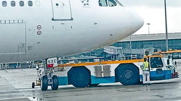 拖车牵引杆突然折断 客机“追尾”拖车