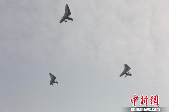 航空器展示飞行表演。 王爵 摄 航空器展示飞行表演。 王爵 摄
