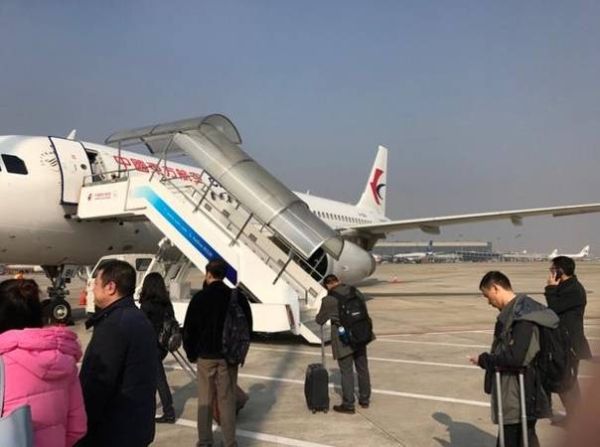 东航摆渡车又出状况 去武汉乘客错送上飞厦航班379903_ 东航摆渡车又出状况 去武汉乘客错送上飞厦航班
