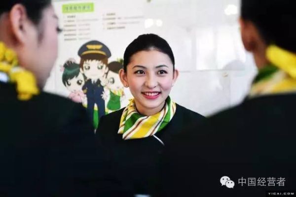 春秋航空的空姐,和墙上的卡通漫画