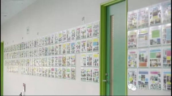用漫画装饰的春秋日本的公司走廊