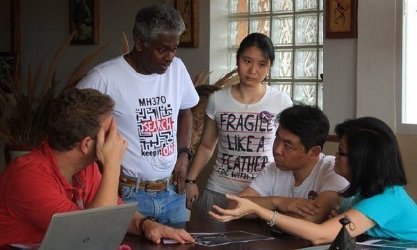 马航MH370遇难者家属亲赴非洲 寻找飞机残骸381123_ 马航MH370遇难者家属亲赴非洲 寻找飞机残骸