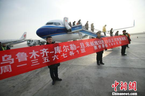 12月19日上午10点,一架由乌鲁木齐飞且末的客机从乌鲁木齐地窝堡国际机场起飞。 王小军 摄