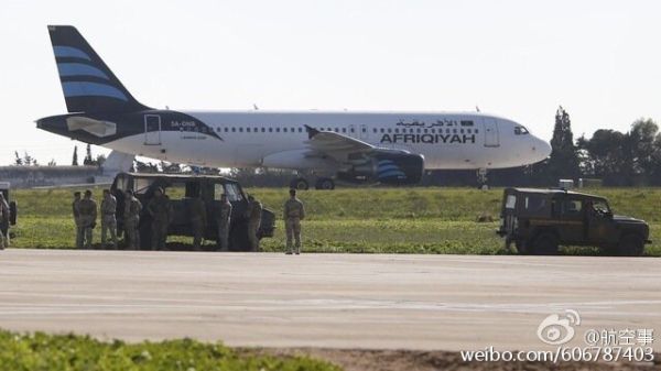 泛非航空客机被劫持 劫机者持有手榴弹384223_ 泛非航空客机被劫持 劫机者持有手榴弹