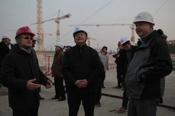 1月18日下午,国家发展改革委胡祖才副主任赴北京新机场调研,实地考察了北京新机场飞行区、航站区施工现场,并听取了北京新机场建设指挥部和首都机场集团公司关于新机场工程建设进展、2017年工作计划等有关情况的介绍,就有关重点问题进行了研究。北京市和民航局负责同志参加调研。