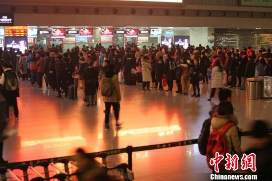 成都机场客流量跌至春运最低大雾致70个航班延误