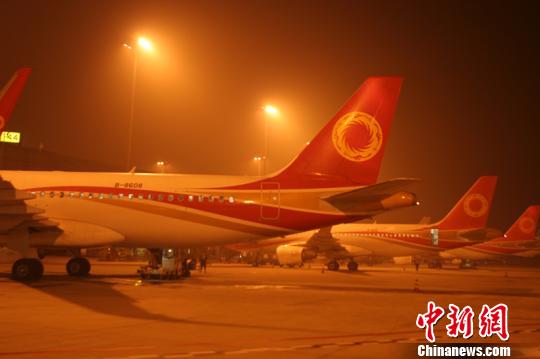 大雾致成都机场70个航班延误。 吕俊明 摄 大雾致成都机场70个航班延误。 吕俊明 摄