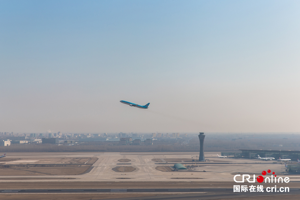 走进首都机场“空中交警”指挥中心 走进首都机场“空中交警”指挥中心