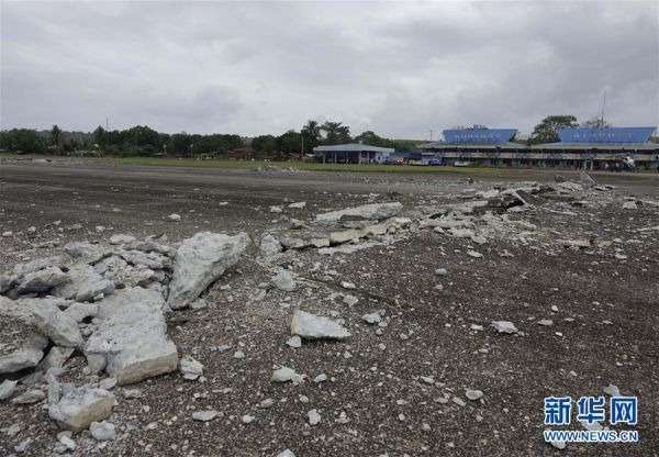 菲律宾地震机场跑道损毁关闭 物资难运入