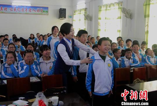 乘务员带领同学们“立正”。 沈蕾 摄 乘务员带领同学们“立正”。 沈蕾 摄