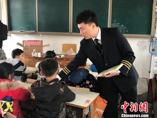 空乘人员给孩子们送书。 沈蕾 摄 空乘人员给孩子们送书。 沈蕾 摄