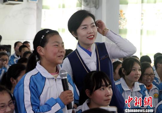 乘务员为孩子们讲授航空知识。 沈蕾 摄 乘务员为孩子们讲授航空知识。 沈蕾 摄