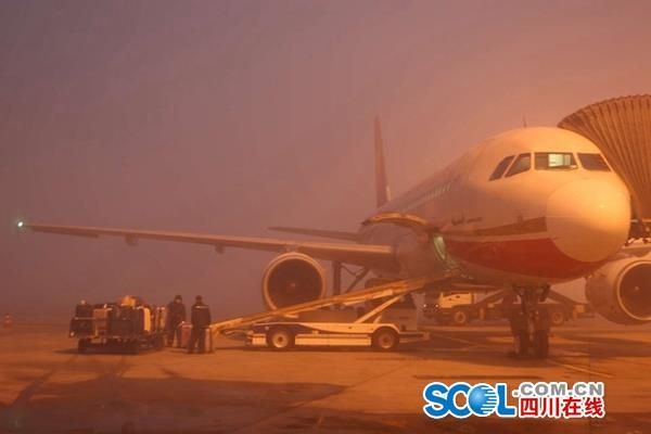 大雾袭击成都机场 上万名旅客出行受阻