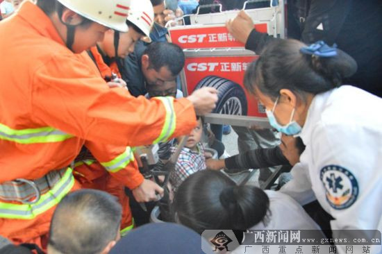 惊险!南宁机场一名2岁半男孩身卡行李推车(图)