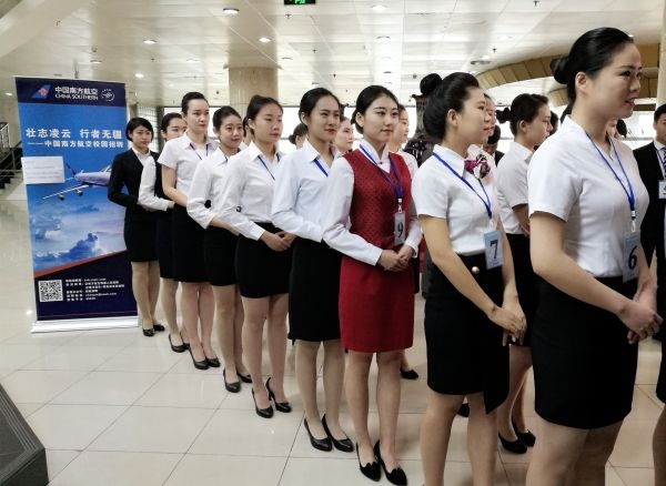 南航新疆空乘招聘 千余人争圆蓝天梦