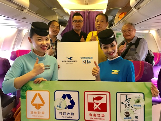 乘务组与旅客合影留念 尹玉莹 摄.jpg