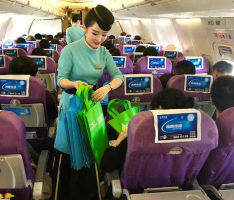 乘务员在航班中为旅客分发特制环保袋 尹玉莹 摄.jpg