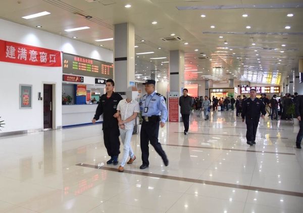 一名网上在逃人员在南通机场落网