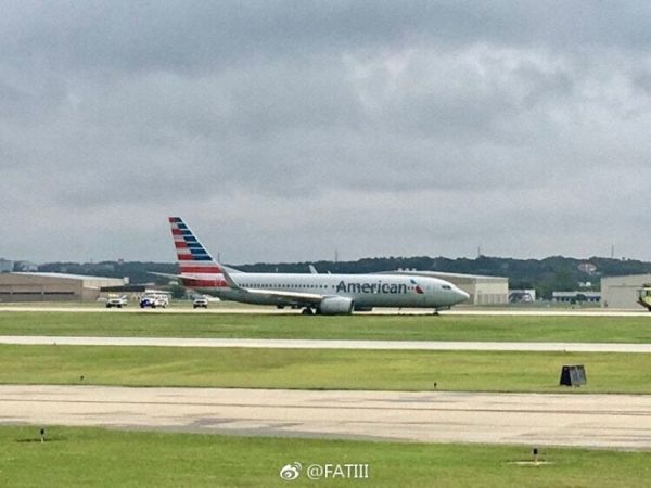 美国航空一架B737客机起飞中断滑出跑道