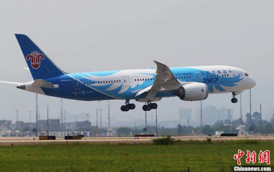 资料图:中国南方航空公司 <a target=\'_blank\' data-cke-saved-href=\ href=\'http://www.chinanews.com/\'>中新社</a>发 罗广泰 摄