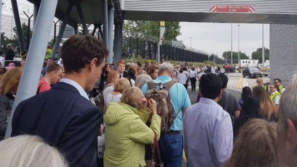 曼彻斯特机场航站楼现可疑包裹 旅客被紧急疏散