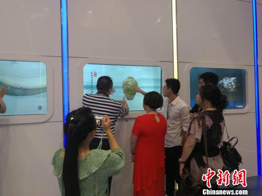 全国机场首个大型“丝路主题”公共艺术空间在广州启用。　郭军 摄