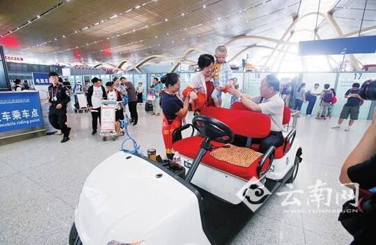 昆明机场推出多项贴心服务 值机形式多多一切为了乘客