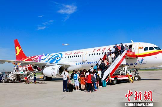 天津航空“全运号”主题彩绘飞机首航