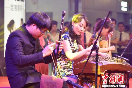 8日晚7时,广州白云机场2017文化双月刊之“潮汕文化”在航站楼出发大厅三层精彩上演。 郭军 摄