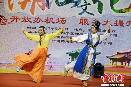 8日晚7时,广州白云机场2017文化双月刊之“潮汕文化”在航站楼出发大厅三层精彩上演。图为传统潮剧走进广州白云机场 郭军 摄
