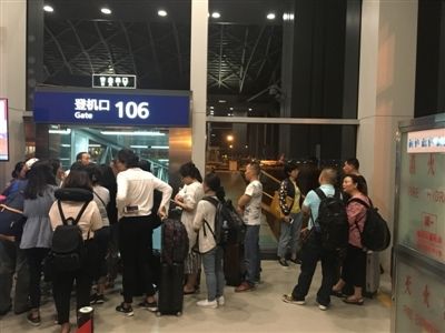 飞美国航班延误近15小时 因机长带错护照?418250_ 飞美国航班延误近15小时 因机长带错护照?