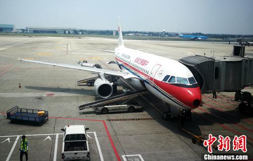 7月18日,中国民用航空局官网公布的数据显示,2017年上半年中国民航全行业共完成运输飞行509.3万小时、209.3万架次,完成运输总周转量513.4亿吨公里,旅客运输量2.63亿人次、货邮运输量329.2万吨。图为成都双流国际机场停机坪上正在上客的客机。(资料图) 中新社记者 刘忠俊 摄 7月18日,中国民用航空局官网公布的数据显示,2017年上半年中国民航全行业共完成运输飞行509.3万小时、209.3万架次,完成运输总周转量513.4亿吨公里,旅客运输量2.63亿人次、货邮运输量329.2万吨。图为成都双流国际机场停机坪上正在上客的客机。(资料图) 中新社记者 刘忠俊 摄