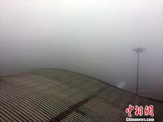 受冻雾影响乌鲁木齐国际机场滞留旅客达到6800余人