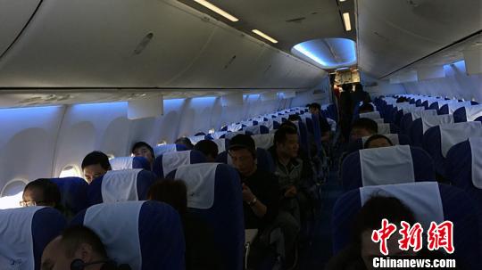 受大雾影响,出疆航班延误,旅客滞留。 汪金生 摄 受大雾影响,出疆航班延误,旅客滞留。 汪金生 摄