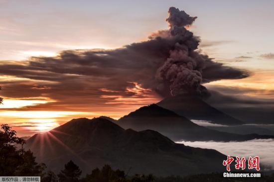 当地时间11月27日,印度尼西亚巴厘岛阿贡火山日前接连喷发,当地民众和当局都对此提高警惕。
